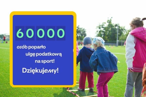 Plansza informująca o 60000 osobach popierających ulgę podatkową na sport, w tle grupa dzieci bawiących się na zielonym boisku — promocja aktywności fizycznej i wsparcia dla ulgi podatkowej na sport w Polsce."