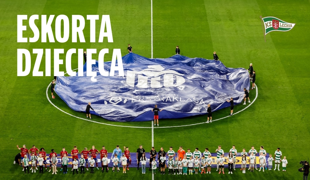 Dzieci w eskortach wyprowadzają piłkarzy Lechii Gdańsk na murawę podczas meczu Ekstraklasy, widoczny duży baner ligowy na środku boiska.