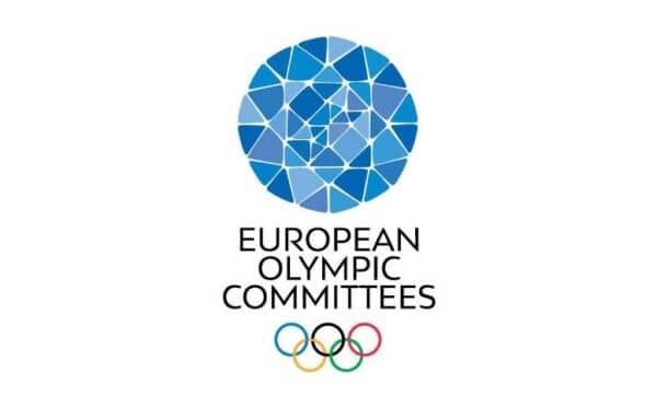 Logo European Olympic Committees z niebieskim symbolem w kształcie mozaiki nad napisem oraz pięcioma kolorowymi olimpijskimi kołami na białym tle