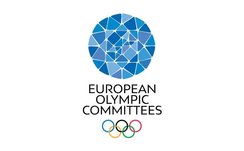 Logo European Olympic Committees z niebieskim symbolem w kształcie mozaiki nad napisem oraz pięcioma kolorowymi olimpijskimi kołami na białym tle