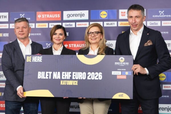 Cztery osoby prezentują bilet na EHF Euro 2026 w Katowicach podczas oficjalnej konferencji, na tle logotypów sponsorów i partnerów mistrzostw.