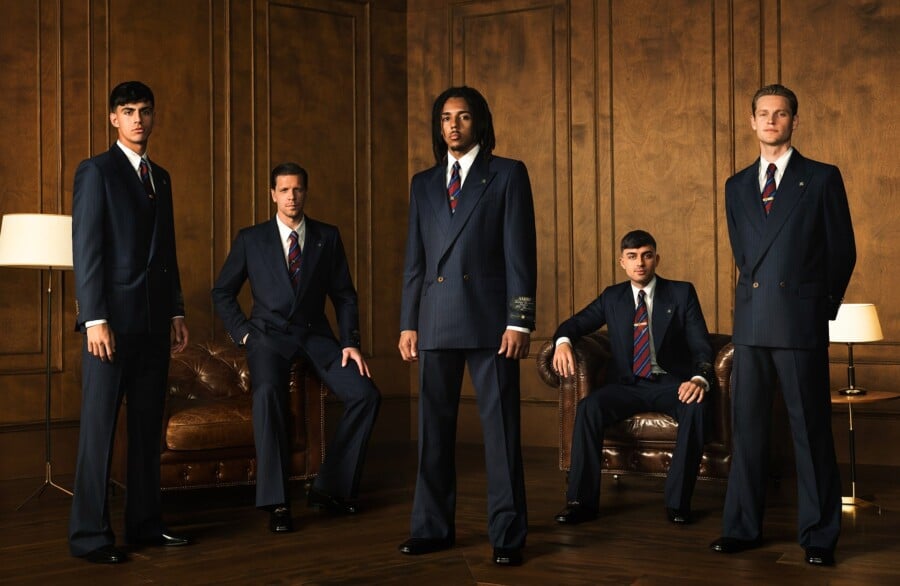 Marc Bernal, Wojciech Szczęsny, Jules Kounde, Pedri i Frenkie de Jong – zawodnicy FC Barcelony ubrani w garnitury AMIRI, pozują w ekskluzywnym, drewnianym wnętrzu podczas oficjalnej sesji modowej druużyny