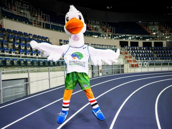 Maskotka mewy Goosia na bieżni hali lekkoatletycznej podczas World Athletics Indoor Championships 2026 w Toruniu, w koszulce z logo zawodów
