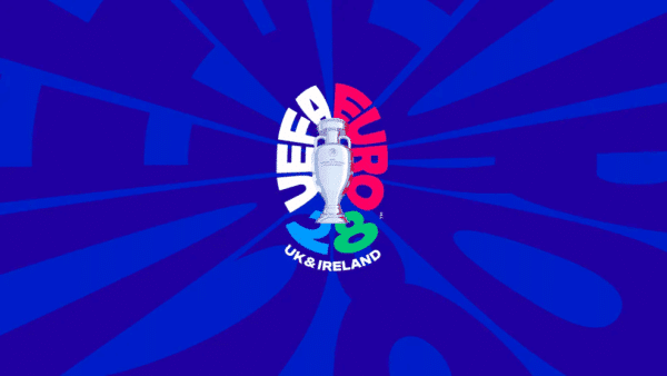 Oficjalne logo UEFA Euro 2028 z pucharem na tle niebieskich promieni, napisem EURO 2028 oraz UK & Ireland.