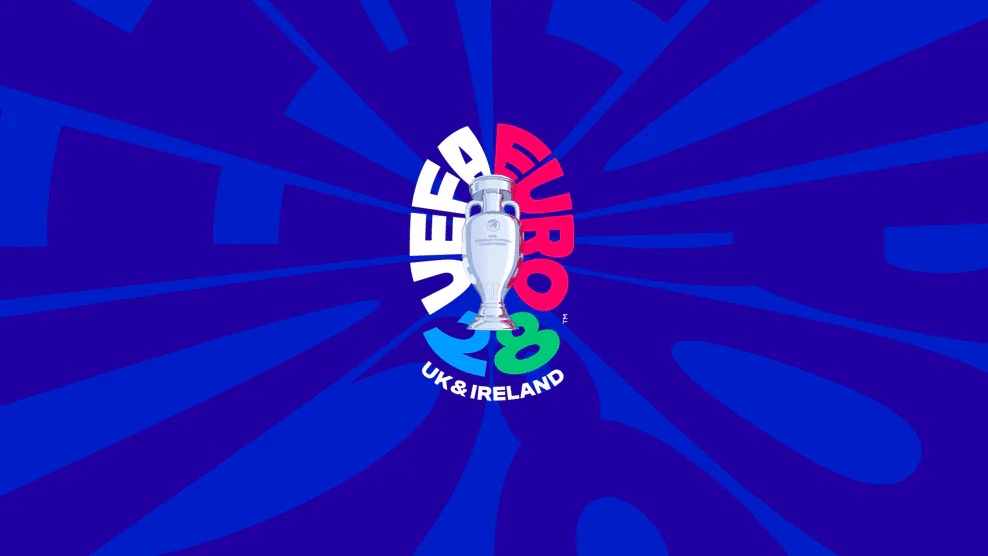 Oficjalne logo UEFA Euro 2028 z pucharem na tle niebieskich promieni, napisem EURO 2028 oraz UK & Ireland.