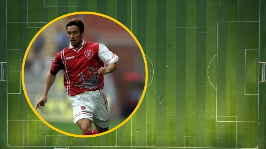 Piłkarz w czerwonej koszulce w żółtym okręgu na tle zielonego boiska piłkarskiego widzianego z lotu ptaka