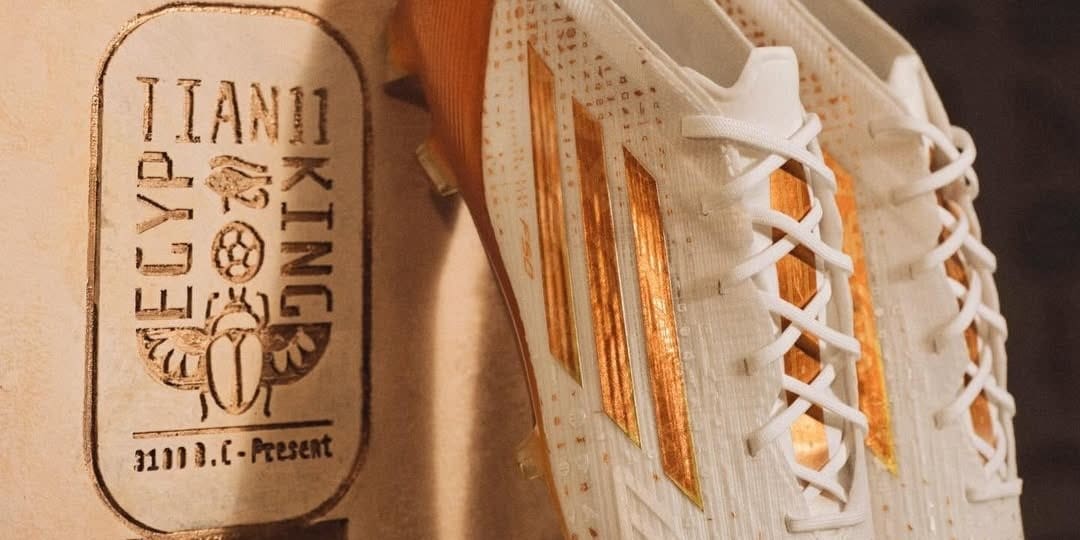 Białe buty ze złotym wykończeniem dla Mohameda Salaha od Adidas – model F50