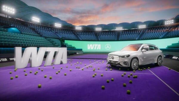 Mercedes-Benz EQ na korcie WTA z logo partnerstwa – wizualizacja nowego kontraktu z fioletowymi piłkami tenisowymi.