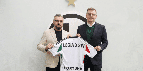 Prezesi Legii Warszawa i 3W S.A. z koszulką Fortuna Legia x3W – nowe partnerstwo sponsoringowe w strefie VIP