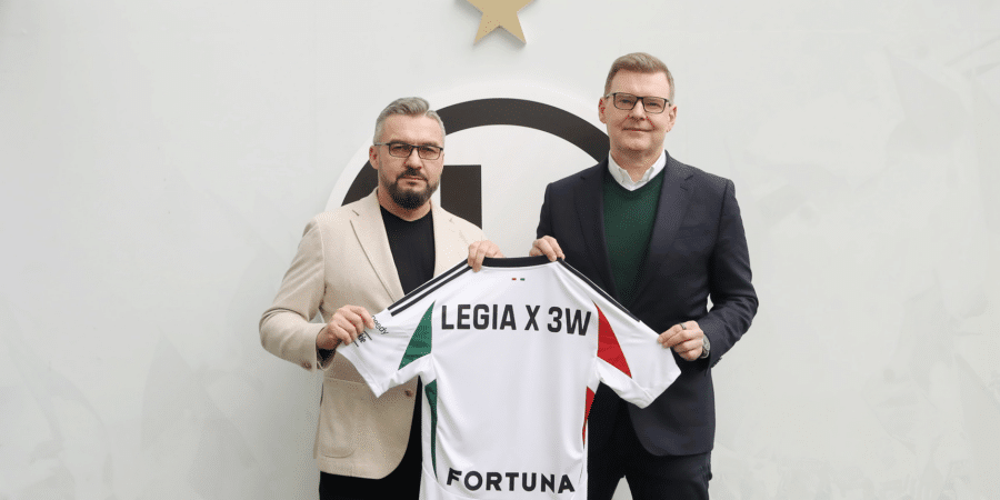 Prezesi Legii Warszawa i 3W S.A. z koszulką Fortuna Legia x3W – nowe partnerstwo sponsoringowe w strefie VIP