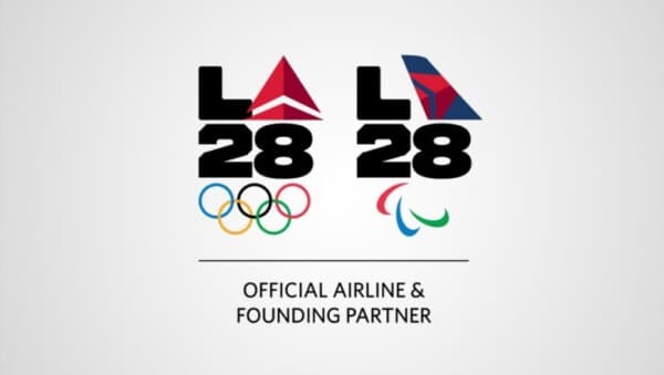 Grafika z logo LA28 i Delta Air Lines przedstawiająca znak igrzysk olimpijskich i paraolimpijskich Los Angeles 2028 z logotypem Delta oraz napisem „Official Airline & Founding Partner”.