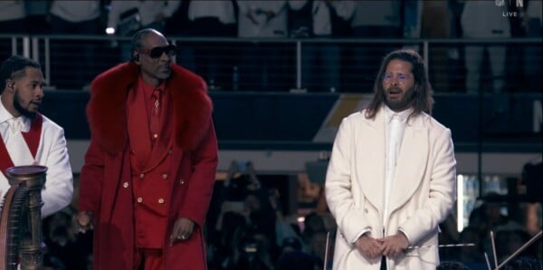 Radzimir Dębski (JIMEK) dyryguje orkiestrą podczas Snoop Dogg Holiday Halftime Party, NFL Christmas Gameday Vikings vs Lions, Minneapolis 25 grudnia 2025, Netflix transmisja