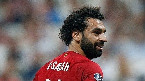 Mohamed Salah w czerwonej koszulce z numerem i nazwiskiem na plecach biegnący po boisku podczas meczu UEFA Super Cup 2019