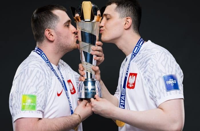 Polscy mistrzowie FIFAe World Cup 2025 z pucharem mistrzów świata