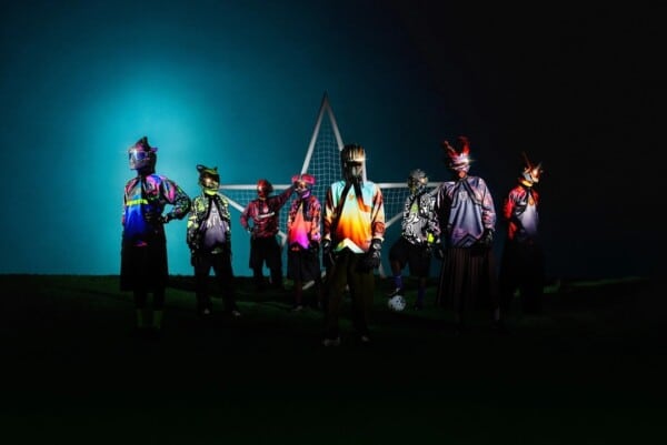 Grupa bramkarzy w kolorowych koszulkach Nike Hollywood Keepers na tle bramki piłkarskiej, w stylizowanej nocnej scenerii, promująca stroje mundial 2026