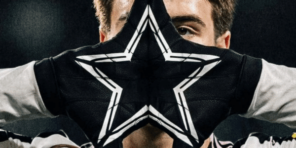 Kenan Yildiz z Juventusu wykonuje celebrację Yildiz Mask z niestandardowymi rękawiczkami w kształcie gwiazdy