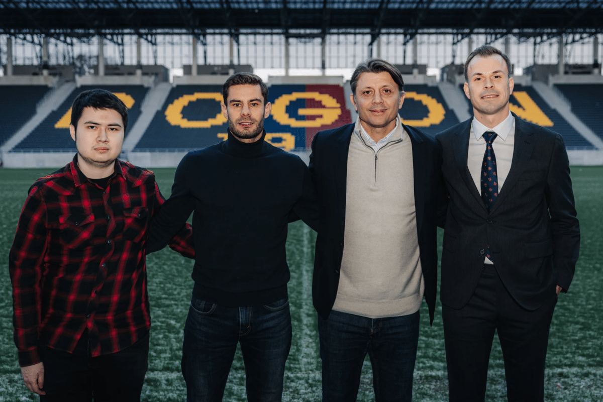 Prezentacja nowego pionu skautingu Pogoni Szczecin na stadionie im. Floriana Krygiera. Od lewej stoją: Oliver Nerent, Maciej Kazimierowicz, właściciel Alex Haditaghi oraz dyrektor Okan Özkan.