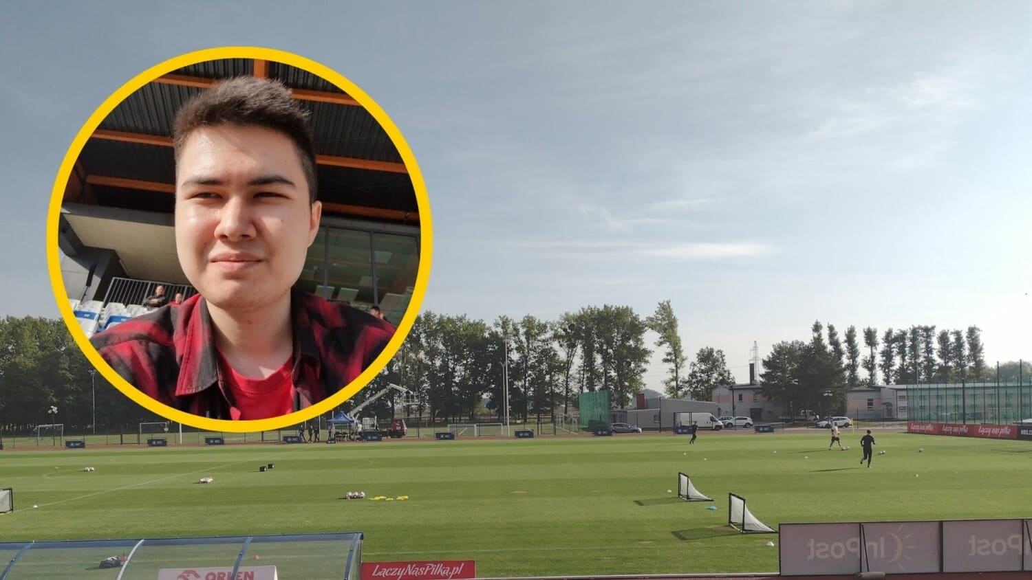 Oliver Nerent, skaut piłkarski i członek działu skautingu Pogoni Szczecin, na tle boiska treningowego.