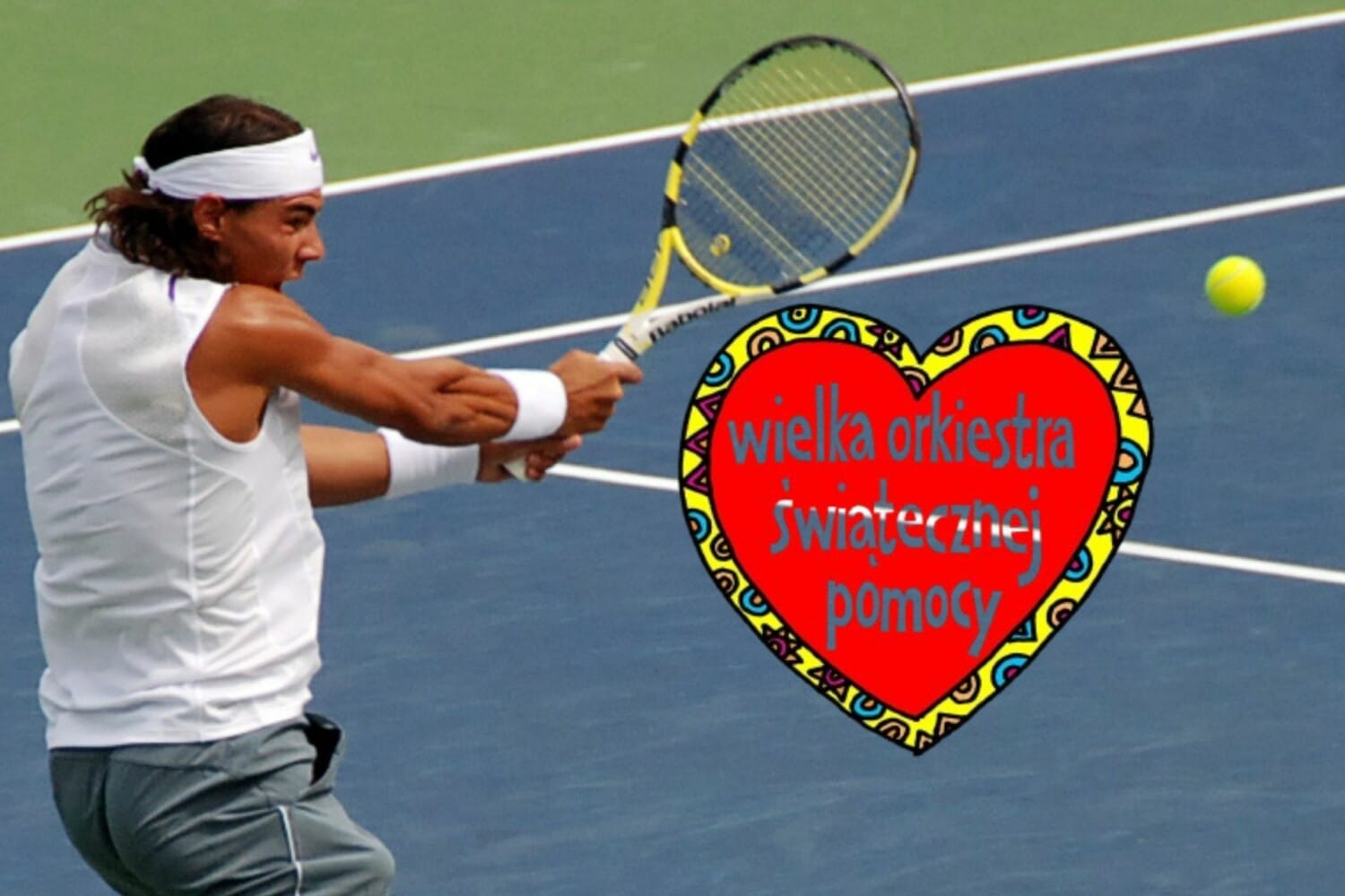 Rafael Nadal na korcie gra w tenisa obok logo wielkiej orkiestry świątecznej pomocy