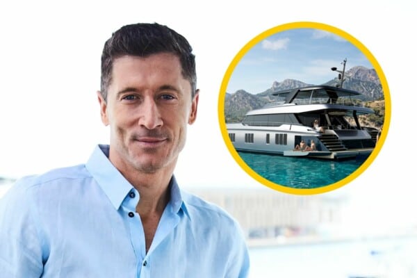 Robert Lewandowski w niebieskiej koszuli promuje Sunreef Yachts, obok widoczny luksusowy katamaran 80 Sunreef Power NEXT zacumowany przy wybrzeżu z górami w tle.