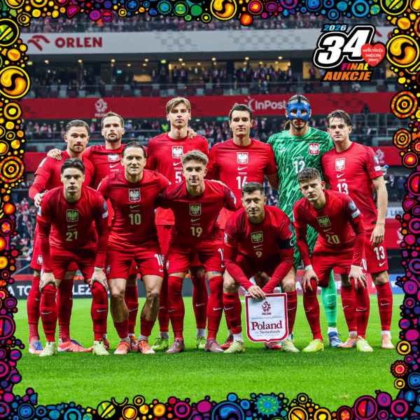 Grafika z reprezentacją Polski w piłce nożnej w czerwonych koszulkach Orlen na stadionie podczas 34. Finału WOŚP; zawodnicy pozują z flagą Polski i banerem "34 Aukje", kolorowa ramka, wsparcie dla gastroenterologii dziecięcej na aukcji Allegro.