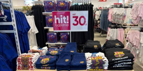 Ekspozycja limitowanej kolekcji FC Barcelona w sklepie Pepco z ubraniami, torbami i akcesoriami w kolorach niebieskim, białym i czarnym, oznaczona czerwonym banerem promocyjnym "hit od 30 zł tygodnia", dostępna do 11 lutego 2026