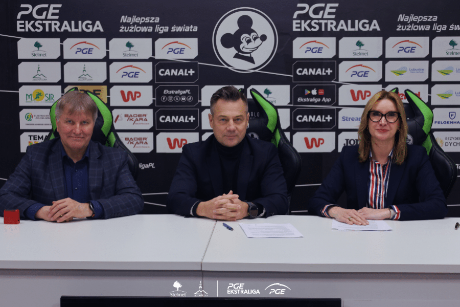 Streamsoft przedłuża sponsoring Stelmet Falubaz Zielona Góra na sezon 2026. Prezes Adam Goliński, wiceprezes Joanna Kałuzińska-Chojnacka i przedstawiciel klubu podpisują umowę przy banerze PGE Ekstraligi. Lider ERP wspiera żużel.