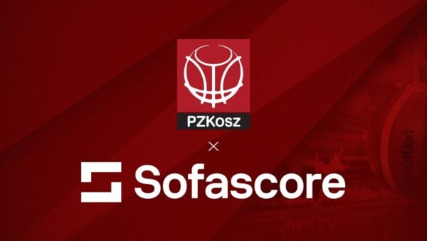 Grafika promocyjna PZKosz i Sofascore: czerwone tło z białym logo kosza Polskiego Związku Koszykówki (PZKosz) oraz białym logo Sofascore, partner koszykówki w Polsce.