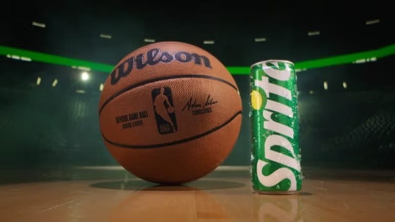 Ikoniczna reklama Sprite NBA z piłką Wilson, puszką Sprite.