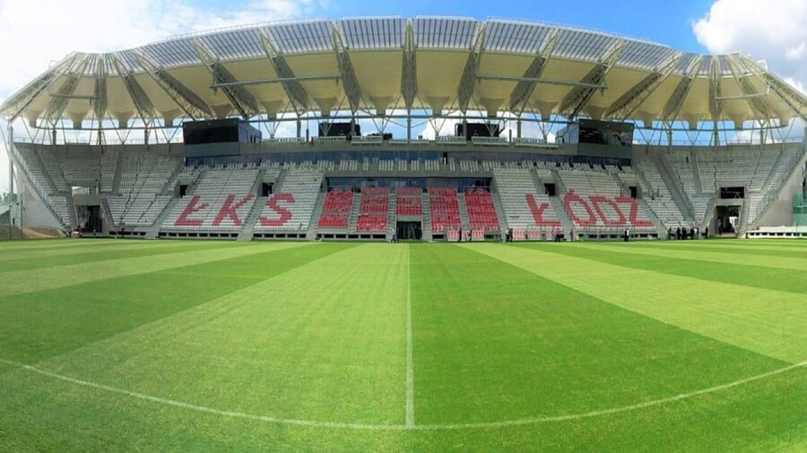 Zobacz nowoczesny Stadion Miejski w Łodzi im. Władysława Króla. Obiekt przy al. Unii 2 to dom piłkarzy ŁKS Łódź, dysponujący kompletną infrastrukturą meczową.