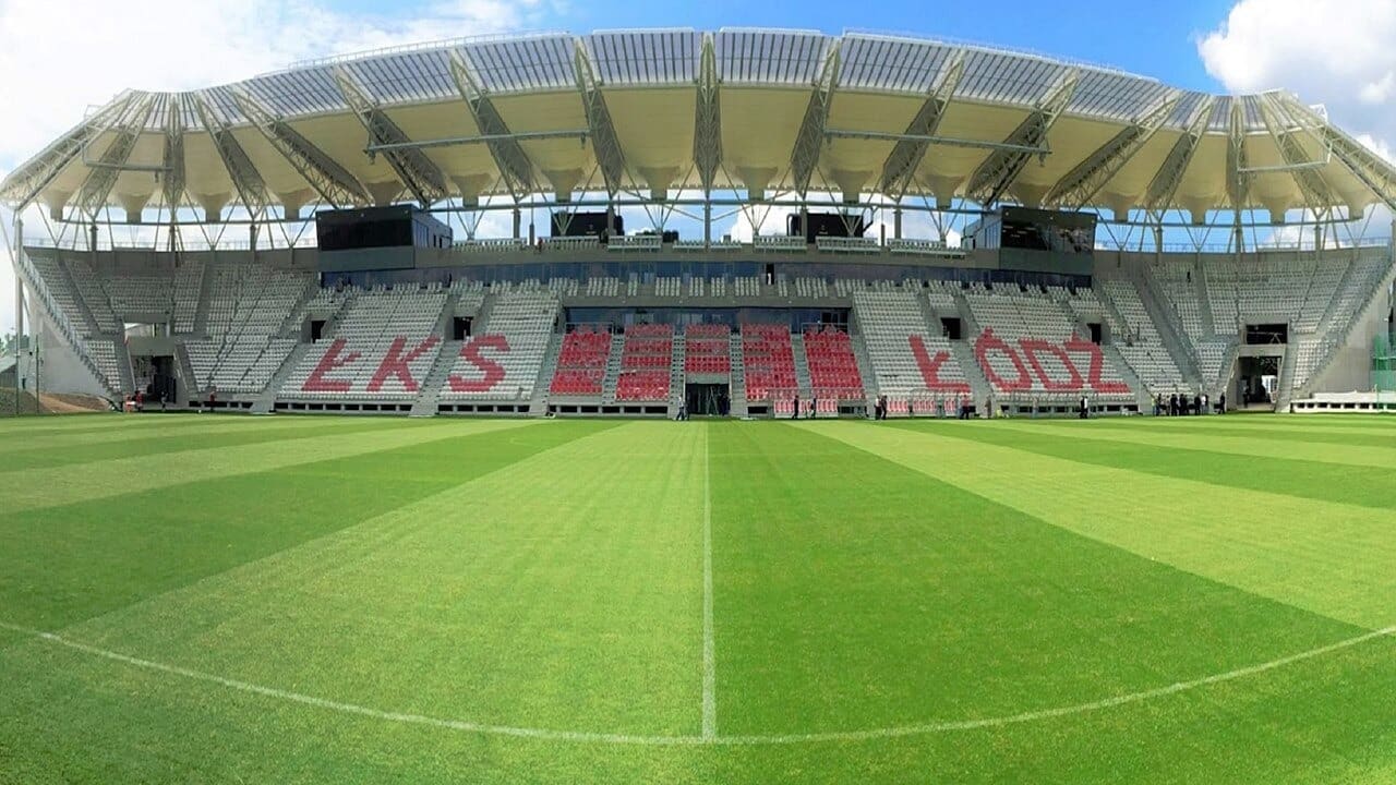 Zobacz nowoczesny Stadion Miejski w Łodzi im. Władysława Króla. Obiekt przy al. Unii 2 to dom piłkarzy ŁKS Łódź, dysponujący kompletną infrastrukturą meczową.