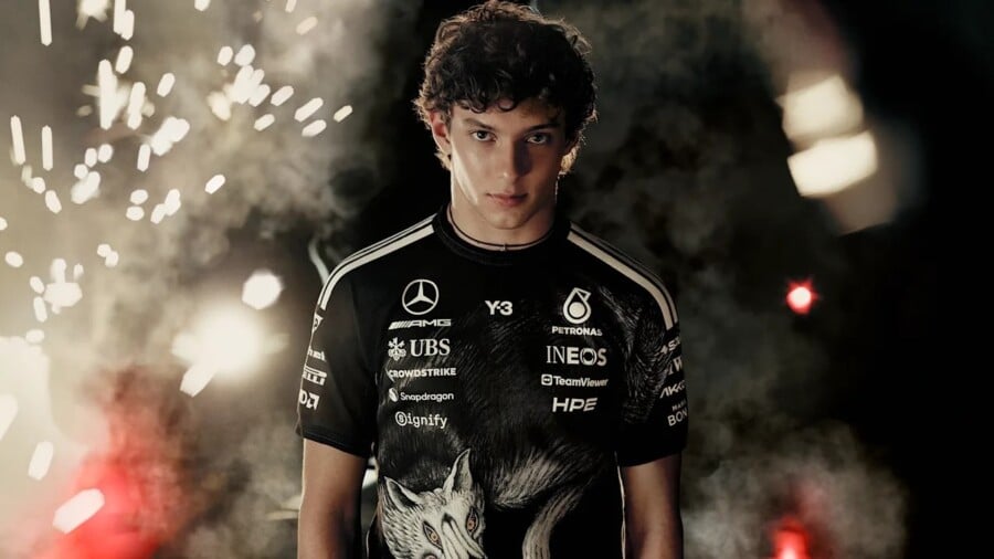 Kimi Antonelli w koszulce z kolekcji Y-3 x adidas x Mercedes-AMG PETRONAS F1 Team (współpraca Yohji Yamamoto), czarna z wilkiem, Petronas i INEOS, na tle fajerwerków