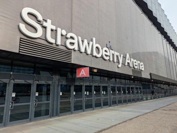 Widok na wejście „A” Strwaberry Arena w Szwecji, Solna, obok Sztokholmu