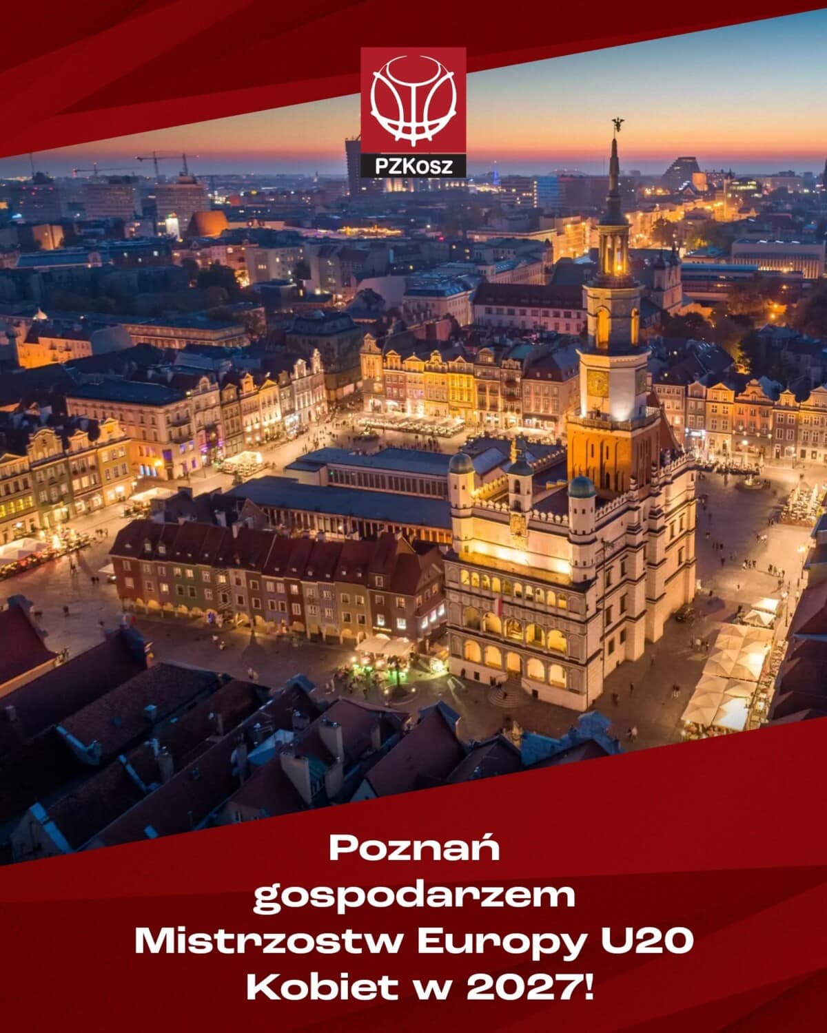 Nocny widok z lotu ptaka na Rynek w Poznaniu z Ratuszem i kamienicami. Baner reklamujący EuroBasket U20 Kobiet 2027 w Poznaniu.