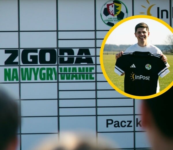 Influencer Quesek prezentuje czarną koszulkę meczową LKS Zgoda Zawady Książęce z logo InPost na tle obrandowanego Paczkomatu z hasłem Zgoda na wygrywanie.