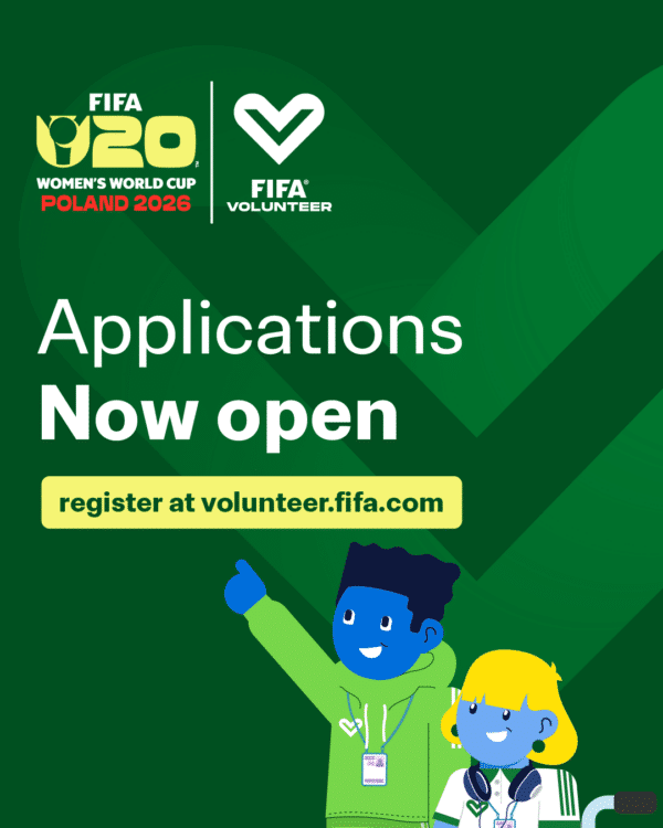 Oficjalny plakat FIFA z informacją o rozpoczęciu naboru wolontariuszy na Mistrzostwa Świata Kobiet U-20 Polska 2026. Na grafice znajdują się loga FIFA U-20, FIFA Volunteer, hasło "Applications Now open" oraz ilustracje dwóch uśmiechniętych osób – jednej w zielonej bluzie z identyfikatorem i drugiej na wózku inwalidzkim, co podkreśla inkluzywność naboru. Na dole znajduje się adres do rejestracji: volunteer.fifa.com. Całość utrzymana w zielonej kolorystyce.