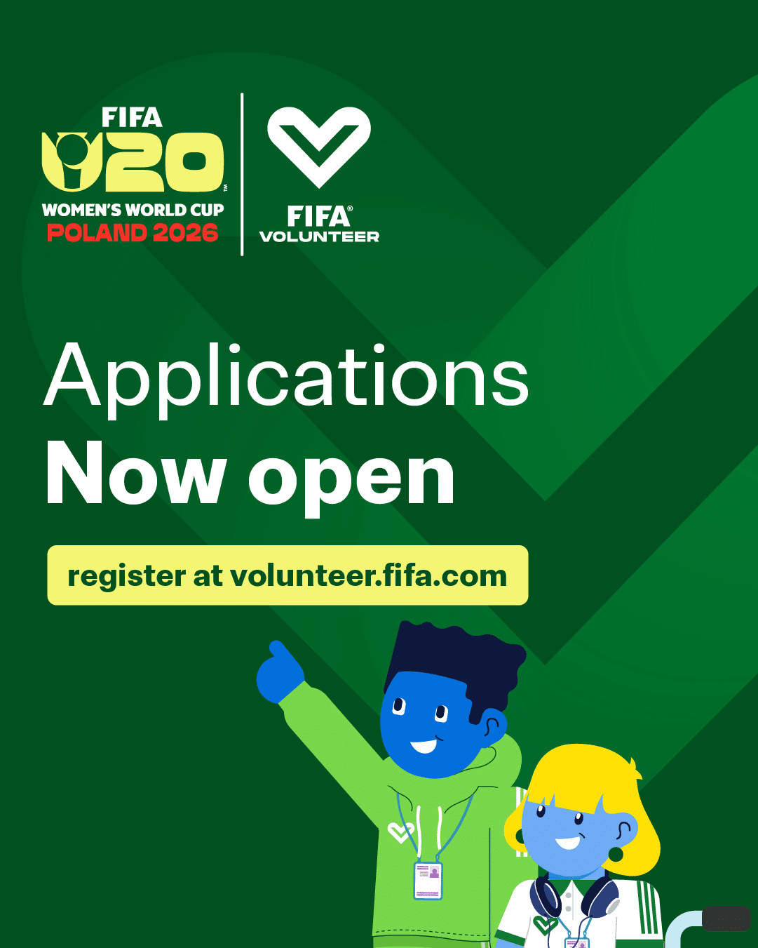 Oficjalny plakat FIFA z informacją o rozpoczęciu naboru wolontariuszy na Mistrzostwa Świata Kobiet U-20 Polska 2026. Na grafice znajdują się loga FIFA U-20, FIFA Volunteer, hasło "Applications Now open" oraz ilustracje dwóch uśmiechniętych osób – jednej w zielonej bluzie z identyfikatorem i drugiej na wózku inwalidzkim, co podkreśla inkluzywność naboru. Na dole znajduje się adres do rejestracji: volunteer.fifa.com. Całość utrzymana w zielonej kolorystyce.