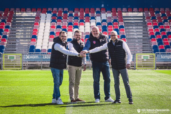 przedstawiciele Rakowa Częstochowa i Exact x Forestall pozują do zdjęcia i promują współpracę