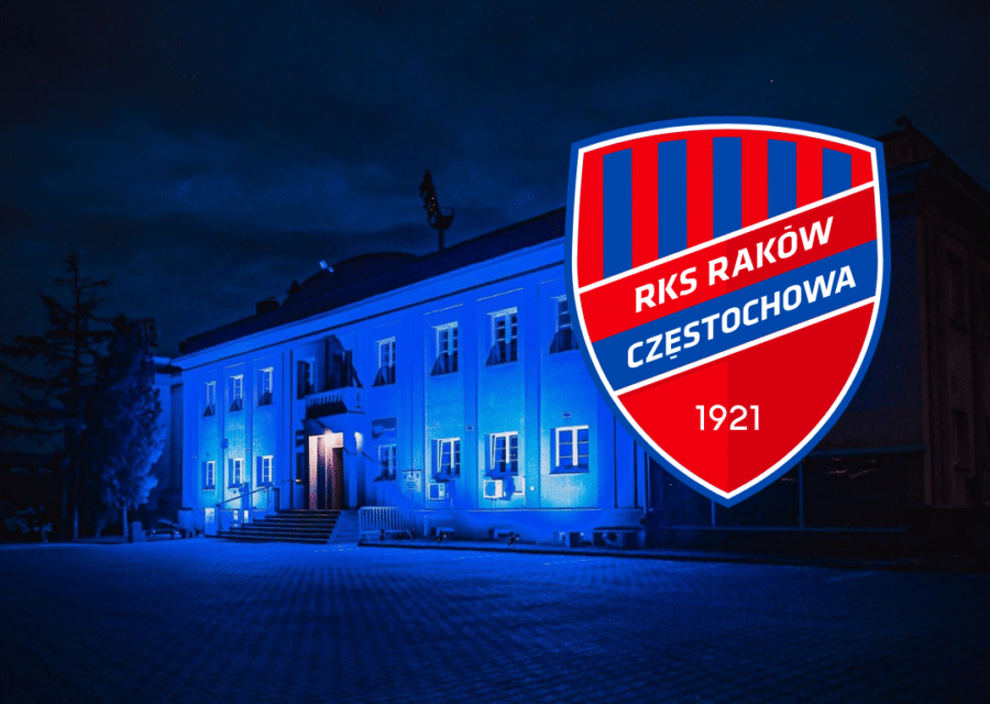Raków Częstochowa Celebruje Światowy Dzień Świadomości Autyzmu przy L83 – na zdjęciu widać budynek klubowy podświetlony na niebiesko, a także herb Rakowa Częstochowa.