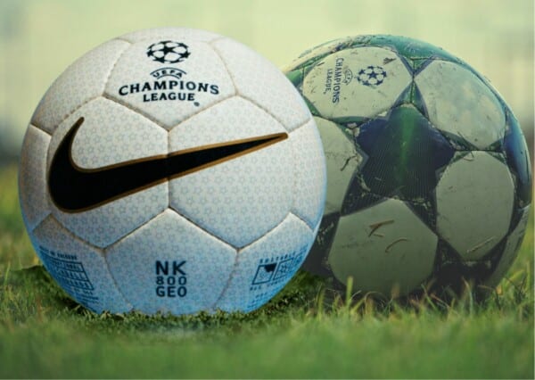Zestawienie piłki Nike z logo Ligi Mistrzów oraz klasycznej piłki Adidas Champions League na trawie.