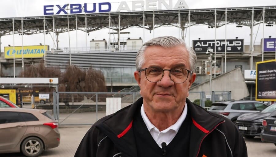 Zygmunt Hajzer pozuje przed Exbud Areną, nowym stadionem Korony Kielce w Kielcach