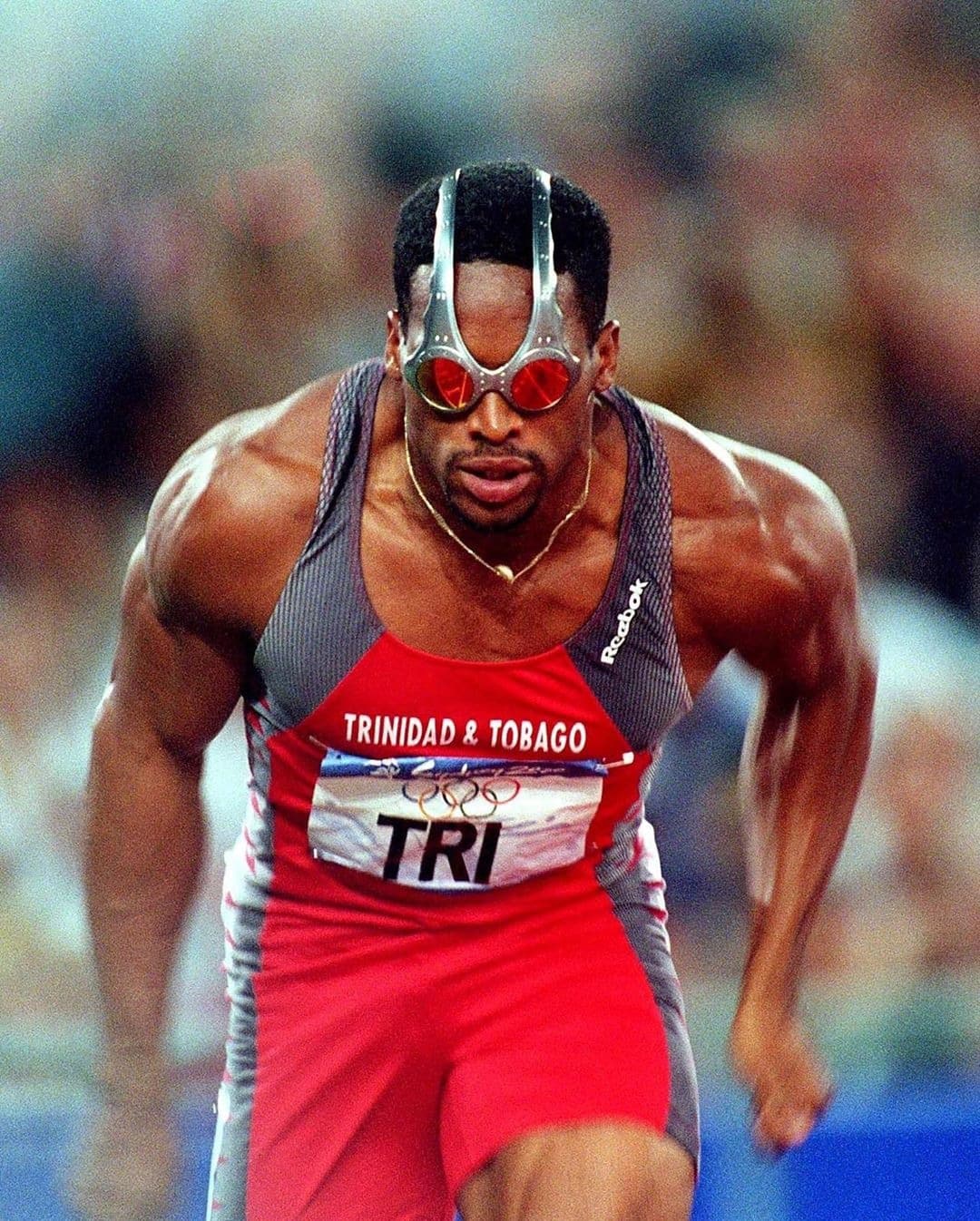 Biegacz Ato Boldon na startu podczas Igrzysk Olimpijskich w Sydney w futurystycznych okularach Oakley Over The Top.