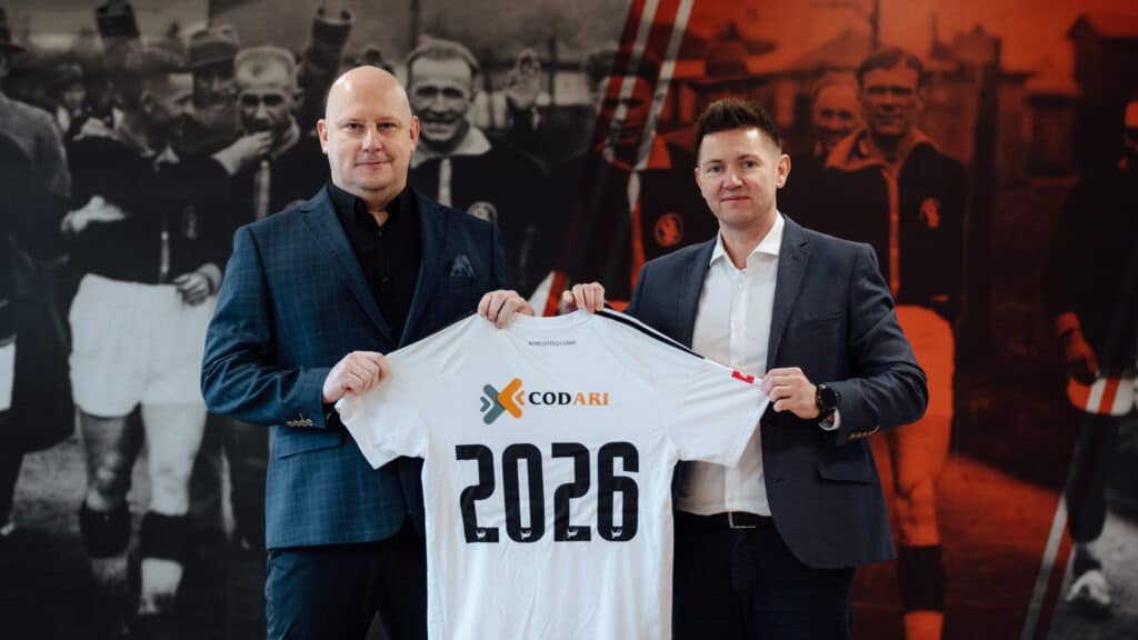 Przedstawiciele ŁKS Łódź i Codari z koszulką „2026” podczas prezentacji systemu Octopus.