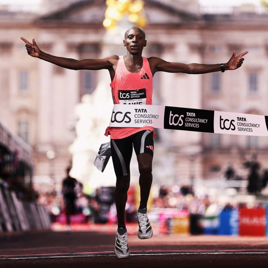 Sabastian Sawe na mecie Maratonu Londyńskiego, świętujący rekord świata w butach Adidas Adizero Adios Pro Evo 3