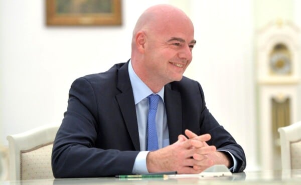 Gianni Infantino, prezydent FIFA od 2016 roku, na oficjalnym zdjęciu z 21 kwietnia 2016. Uśmiechnięty w garniturze niebieskim krawatem w eleganckim wnętrzu. Idealne foto do artykułów o FIFA, piłce nożnej i przywódcach sportu. Wysoka rozdzielczość, historia FIFA.
