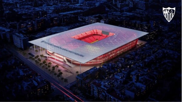 Wizualizacja z lotu ptaka projektu nowego, w pełni zadaszonego stadionu Estadio Ramón Sánchez-Pizjuán Sevilli FC w nocy, z widocznym podświetleniem trybun na czerwono i napisem na dachu.