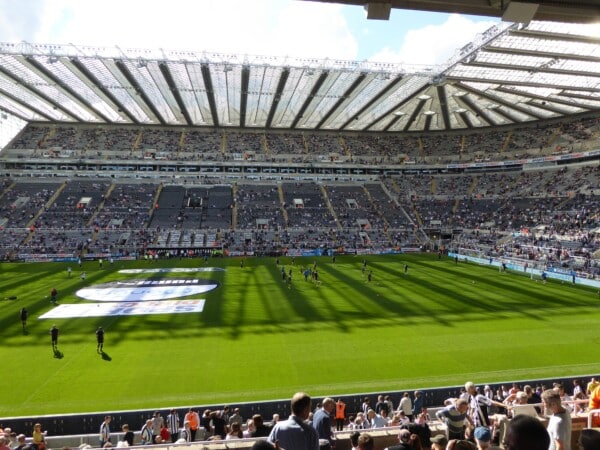 Widok na trybuny i murawę stadionu Newcastle United, gdzie zakaz reklam firm bukmacherskich w Premier League zmieni ekspozycję marek.