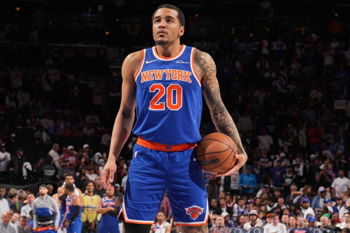 Jeremy Sochan w niebieskim stroju New York Knicks trzyma piłkę podczas meczu NBA na pełnej hali