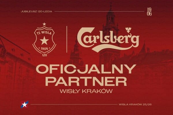 Oficjalna grafika ogłaszająca markę Carlsberg Oficjalnym Partnerem Wisły Kraków z okazji jubileuszu 120-lecia klubu. Na czerwonym tle widoczne są logotypy TS Wisła Kraków 1906 oraz Carlsberg, a w tle zarys krakowskich zabytków.
