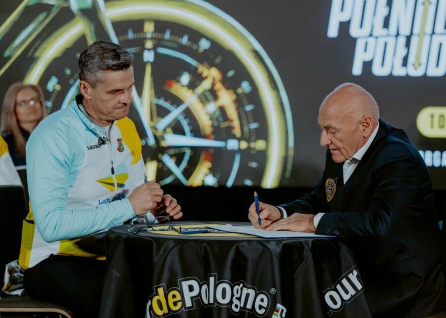 Czesław Lang, Dyrektor Generalny Tour de Pologne, podpisuje oficjalne porozumienie dotyczące organizacji 3. etapu wyścigu w województwie lubuskim podczas konferencji prasowej w Zielonej Górze.
